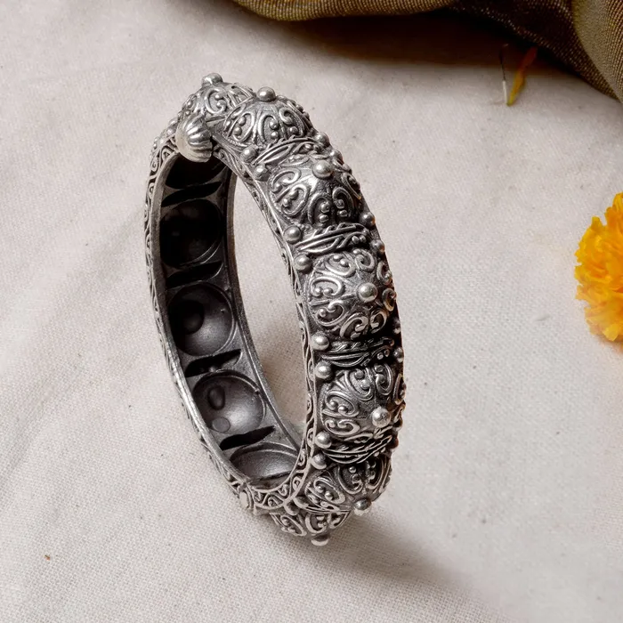 Bracelets Teejh Teejh Meera Silver Oxidised Bangle
