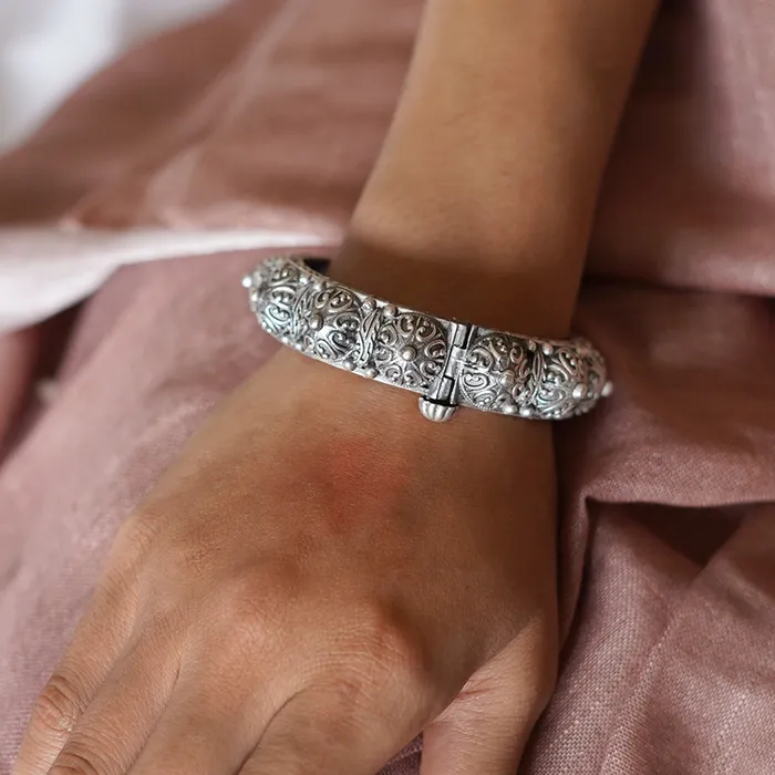 Bracelets Teejh Teejh Meera Silver Oxidised Bangle Bracelets Teejh Teejh Meera Silver Oxidised Bangle