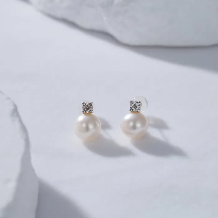 Earrings Pearly Lustre 18K Solid Gold Diamond Pearl Earrings KE00092