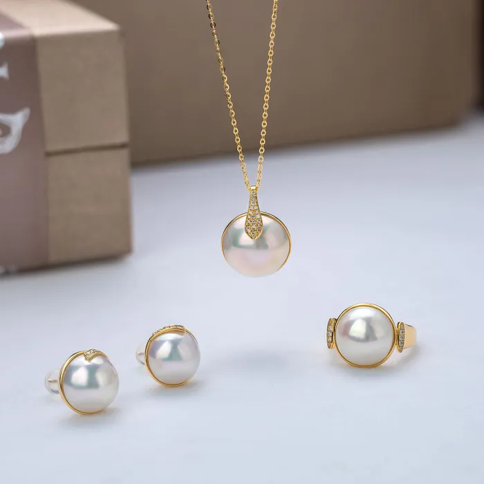 Pearly Lustre Earrings 18K Diamond Edison Mabe Pearl Earrings KE00123